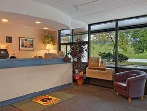 Zona d'estar a Super 8 by Wyndham White River Junction