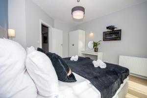 Postel nebo postele na pokoji v ubytování InPoint Apartments G11 near Old Town & Kazimierz District & Parking Option
