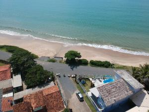 - une vue sur la plage et l'océan dans l'établissement Casa frente mar - Penha/SC, à Penha