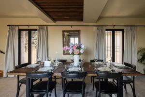 una sala da pranzo con tavolo, sedie e fiori di Panorama de la Parroquia a San Miguel de Allende