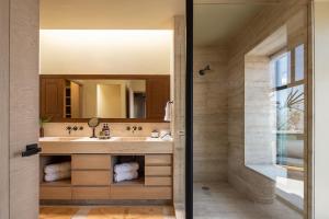 un bagno con lavandino e specchio di Panorama de la Parroquia a San Miguel de Allende Altre 24 foto