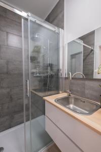 a bathroom with a sink and a shower at Studio chic proche aéroport & centre-ville in Charleroi