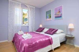 ein Schlafzimmer mit einem großen Bett mit Handtüchern darauf in der Unterkunft Polina's Sunset Apartment in Dubrovnik