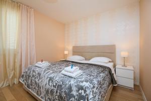 ein Schlafzimmer mit einem Bett mit Handtüchern darauf in der Unterkunft Polina's Sunset Apartment in Dubrovnik