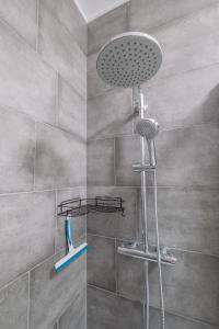 uma casa de banho com uma cabeça de chuveiro em Studio chic proche aéroport & centre-ville em Charleroi