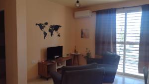 een woonkamer met een tv en een wereld aan de muur bij Departamento Mendoza in Mendoza