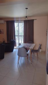 een woonkamer met een tafel en stoelen bij Departamento Mendoza in Mendoza