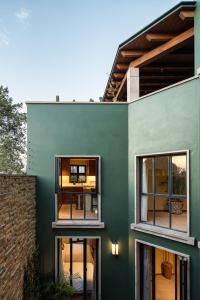 una casa verde con due finestre sul lato di Panorama de la Parroquia a San Miguel de Allende