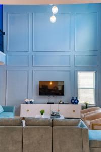 un soggiorno con pareti blu e divano di Beautiful 5bed home close to Disney 1131KING a Kissimmee