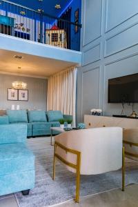 uma sala de estar com um sofá e uma mesa em Beautiful 5bed home close to Disney 1131KING em Kissimmee