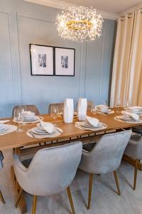 uma sala de jantar com uma mesa de madeira e cadeiras em Beautiful 5bed home close to Disney 1131KING em Kissimmee