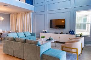 uma sala de estar com um sofá e uma televisão em Beautiful 5bed home close to Disney 1131KING em Kissimmee