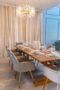 uma mesa de jantar com cadeiras e um lustre em Beautiful 5bed home close to Disney 1131KING em Kissimmee