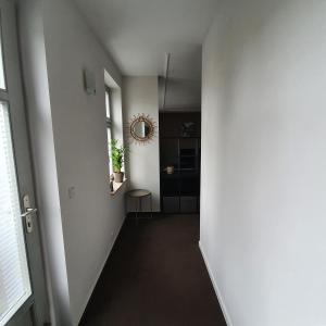 an empty hallway with a door and a mirror at Ferienapartment Lilo in Eisenhüttenstadt +2 photos