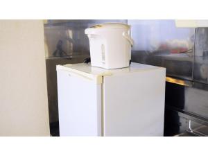 białe urządzenie siedzące na lodówce w obiekcie Petit Hotel Koizumi - Vacation STAY 85672v w mieście Tōya-ko