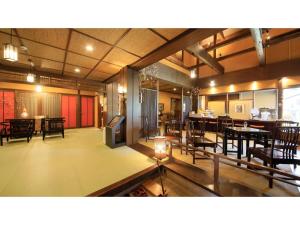 uma sala de jantar com mesas e cadeiras num edifício em Saikatei Jidaiya - Vacation STAY 96432v em Kaminoyama