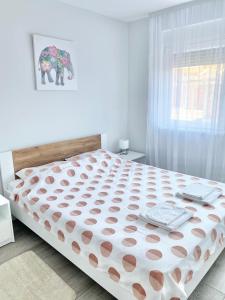 - une chambre avec un lit et une photo d'éléphant sur le mur dans l'établissement Nest apartman, à Veliko Gradište