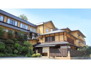 een groot gebouw met een hek ervoor bij Saikatei Jidaiya - Vacation STAY 96452v in Kaminoyama