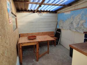 Camera di piccole dimensioni con tavolo in legno e panca di Bod e ti Faned, jardin d'hôtes des randonneurs a Tréguier