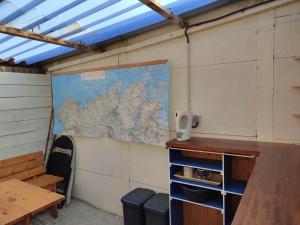 Zimmer mit einem Schreibtisch und einer Karte an der Wand in der Unterkunft Bod e ti Faned, jardin d'hôtes des randonneurs in Tréguier