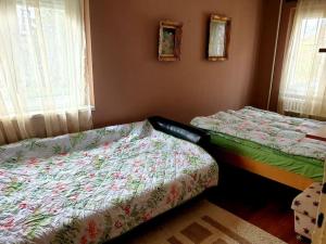 1 dormitorio con 2 camas individuales y ventana en Olympia's apartment en Skopie