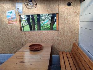 una camera con tavolo, panca e finestra di Bod e ti Faned, jardin d'hôtes des randonneurs a Tréguier