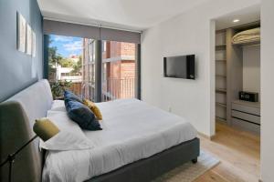 a bedroom with a large bed and a television at H4U l Amplio apartamento de lujo 2 Hab + Terraza privada in Mexico City