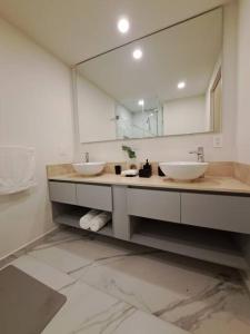 a bathroom with two sinks and a large mirror at H4U l Amplio apartamento de lujo 2 Hab + Terraza privada in Mexico City