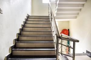una rampa di scale in un edificio di Capital O Hotel Jai Adisson a Urāli