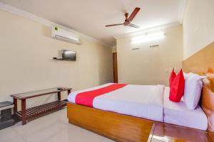 Postel nebo postele na pokoji v ubytování Hotel O Srinivasa Residency