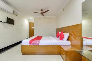 Postel nebo postele na pokoji v ubytování Hotel O Srinivasa Residency