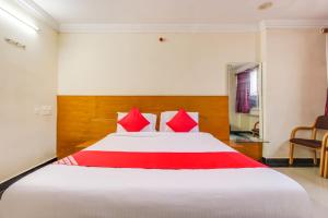 Postel nebo postele na pokoji v ubytování Hotel O Srinivasa Residency