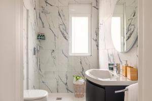 Bathroom sa Lugano Superior Suites - Free Parking