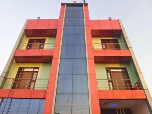 een hoog gebouw met rood en geel bij OYO Flagship Hotel Shaurya in Gorakhpur