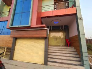 een gebouw met twee garagedeuren en een trap bij OYO Flagship Hotel Shaurya in Gorakhpur