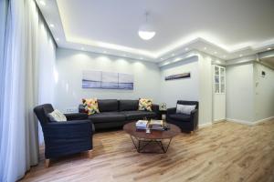 ein Wohnzimmer mit einem Sofa und einem Tisch in der Unterkunft Modern Super Chic Duplex with a Terrace at the heart of city! in Istanbul