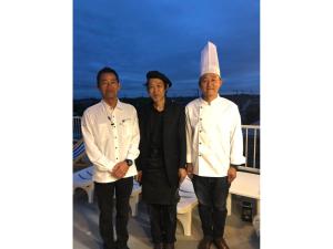 un grupo de tres hombres parados uno al lado del otro en Ducale Gran Resort 99 - Vacation STAY 00107v, en Kujukuri