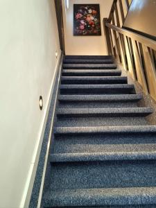 un escalier dans un bâtiment dans l'établissement Hotel De Dampoort, à Middelbourg