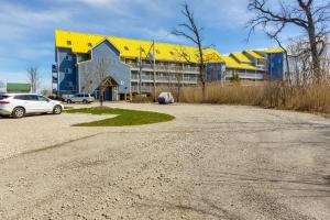 ein Gebäude mit gelbem Dach und einem Auto, das vorne geparkt ist in der Unterkunft Waterfront Middle Bass Condo with Lake Erie Views! in Put-in-Bay