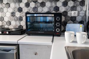 Dapur atau dapur kecil di Zoes Apartment Kos Town +25 gambar