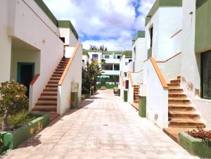 ulica z białymi budynkami i schodami po stronie w obiekcie Casa de la Mama w mieście Parque Holandes