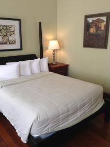 Postel nebo postele na pokoji v ubytování The Prytania Oaks