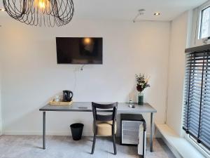 a desk with a chair in a room at Hotel De Dampoort in Middelburg