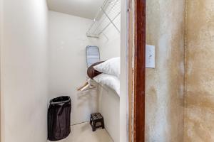 Habitación pequeña con cama y bolsa en Hide Away Guest House, en Azle