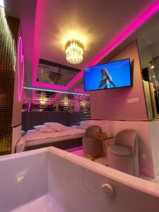 bagno con vasca e TV in camera di Apartament "Love Paradise" Centrum z dużą wanną dla Dwojga a Gniezno