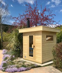 mały beżowy domek z kominkiem na górze w obiekcie Logement classé 4 étoiles avec SAUNA et vue sur le Canigou w mieście Fuilla