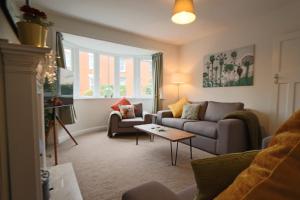 ein Wohnzimmer mit einem Sofa und einem Tisch in der Unterkunft Causey Lodge superb comfy home in Exeter by StayStay in Exeter