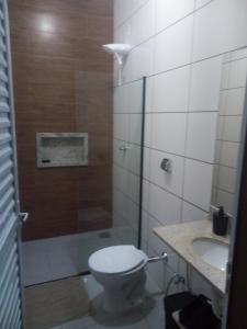 uma casa de banho com um WC e um lavatório em Aconchego da canastra em Delfinópolis