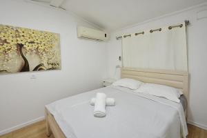 Postel nebo postele na pokoji v ubytování מיקאסה ג'וי - וילה וסוויטה מדהימות עם בריכה פרטית + 37 fotografií