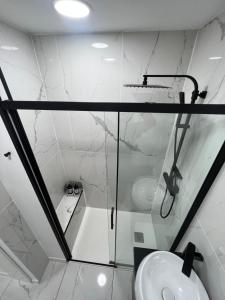 Un baño blanco con lavabo y espejo. en Appartement 2 chambres en bord de mer 46m2, en Sète 6 fotos más